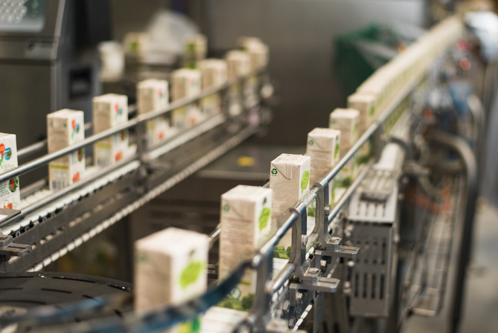 conveyor-plant-production-bottling-juices-cardboard-packaging